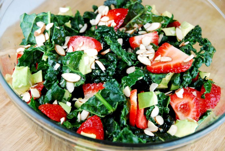 Kale and strawberry salad Recipe
