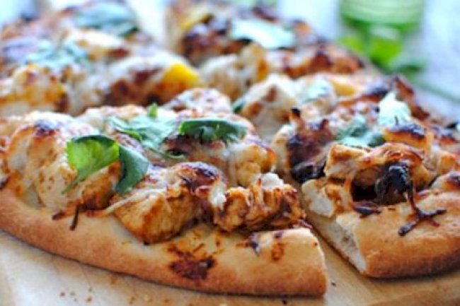 Chicken Makhni Naan Pizza Recipe